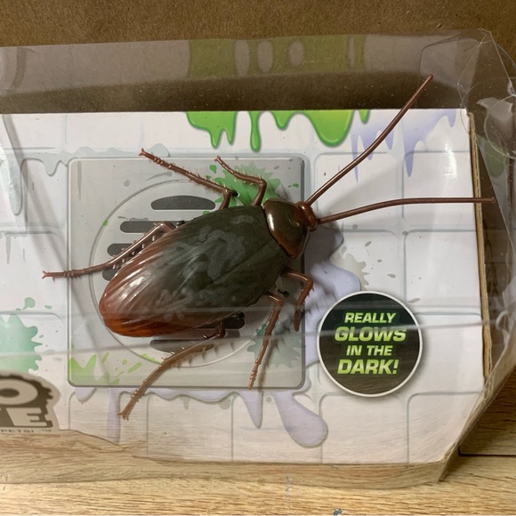 New! Zuru Robo Alive Crawling Cockroach Robotic Glows - Picture 2 of 6